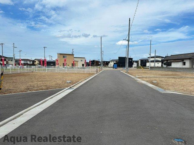 善通寺市原田町の新築一戸建の前面道路含む現地写真