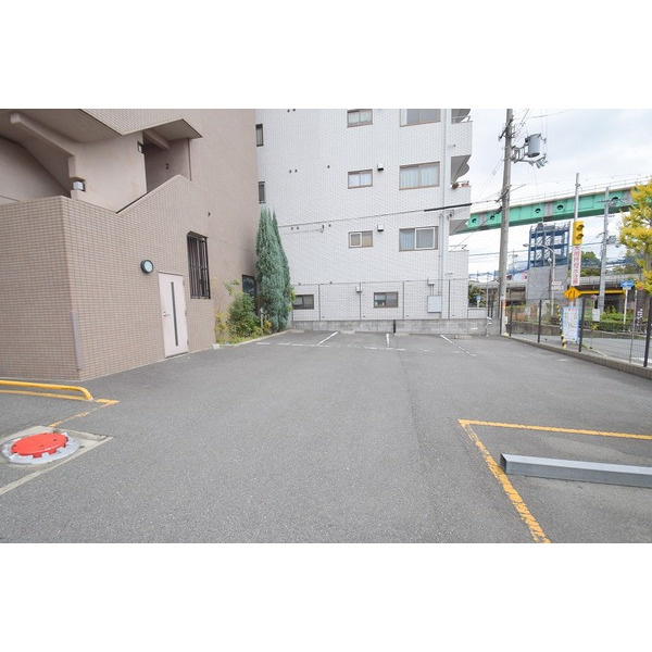 リヴェール楠根の駐車場