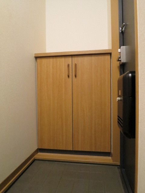 岡山市北区西市のアパートの玄関