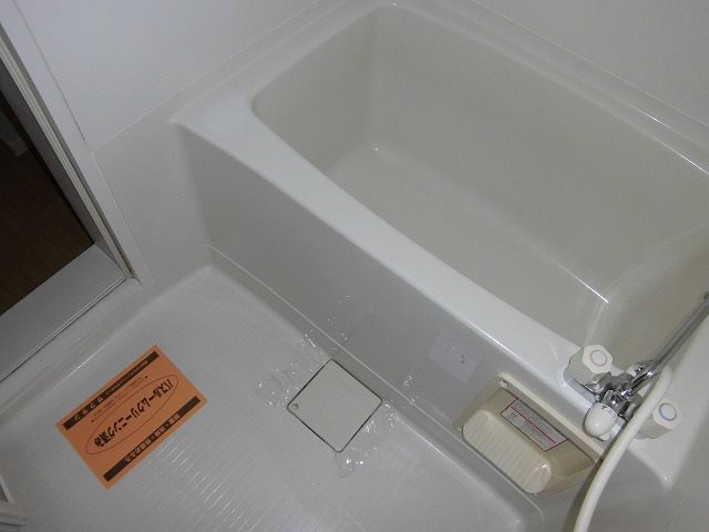 岡山市北区西市のアパートの浴室