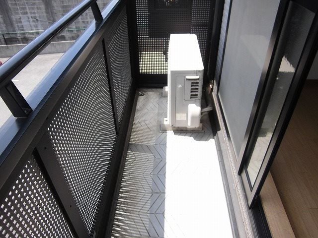 岡山市北区西市のアパートのバルコニー