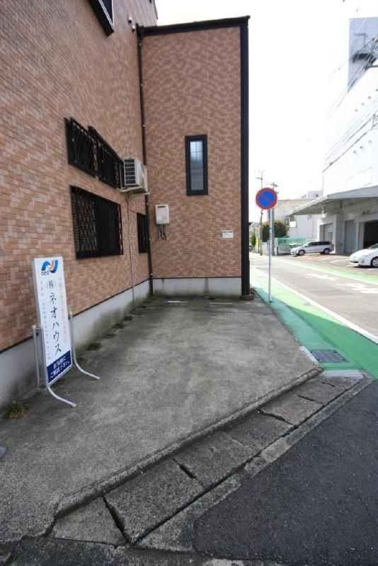 マカロニの駐車場