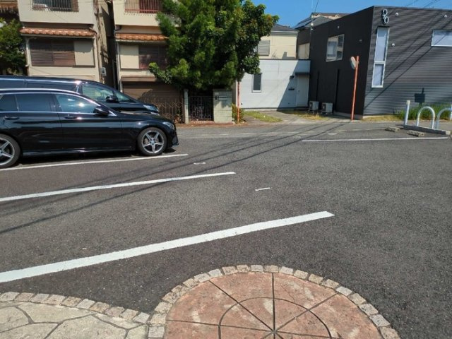 グランデスの駐車場