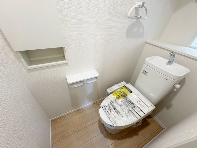 大原野上里男鹿町のトイレ|多機能なウォシュレット付！温かい便座でホッと一息つけちゃう至福の空間に。（R8.9撮影）