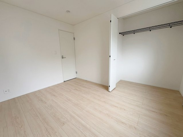 大原野上里男鹿町の洋室|お気に入りの服がきっちり並ぶ眺めは新生活を盛り上げます。（R8.9撮影）