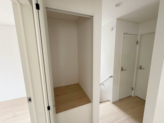 大原野上里男鹿町の収納|廊下などにも収納を設け、スペースの有効活用！（R8.9撮影）