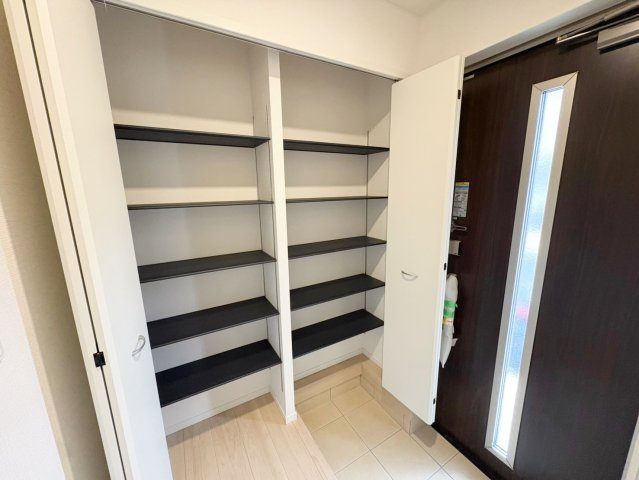 大原野上里男鹿町の玄関|住まいの「顔」となる玄関。スッキリした玄関にできるシューズボックスは欠かせない存在ですね♪（R8.9撮影）