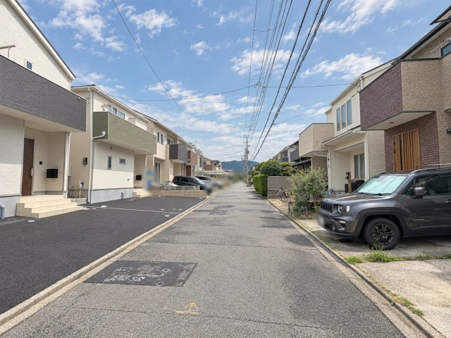 大原野上里男鹿町の前面道路含む現地写真|比較的お車の通りが少なく、落ち着いて駐車が可能です！（R8.9撮影）