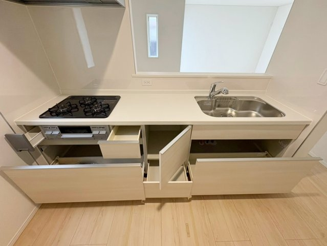 大原野上里男鹿町のキッチン|収納力も兼ね備えており、調理器具や調味料などスッキリお片付けできちゃいます！（R8.9撮影）