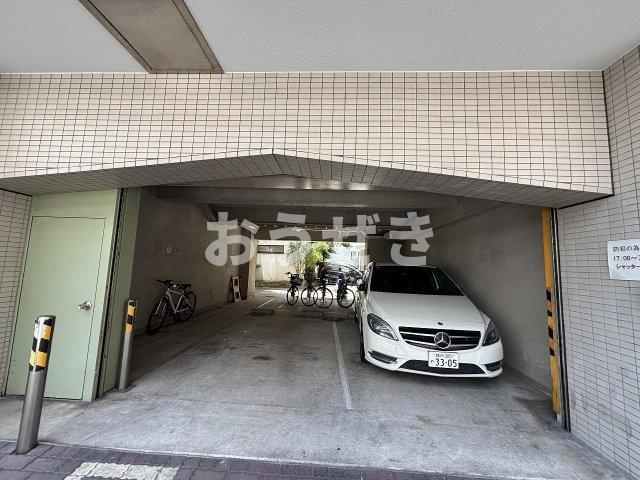 関内ロイヤルガーデンの駐車場