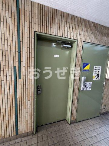 関内ロイヤルガーデンの玄関