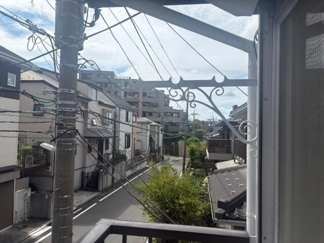 横浜市港南区上大岡東１丁目のアパートのバルコニー