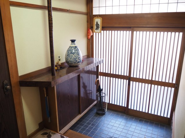 越前市妙法寺町　東南の角地の家の玄関