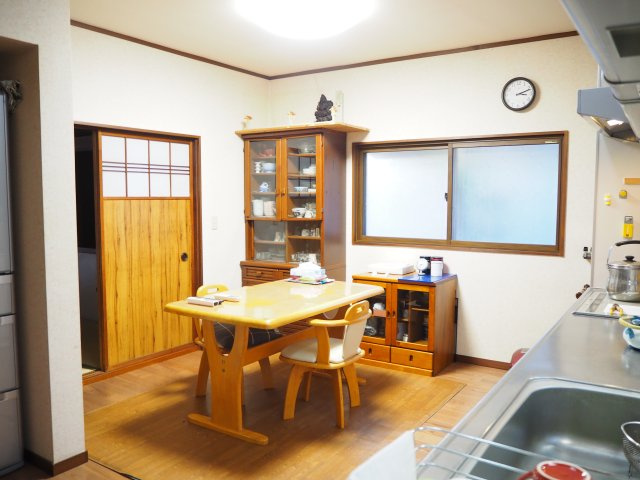 越前市妙法寺町　東南の角地の家の居間・リビング