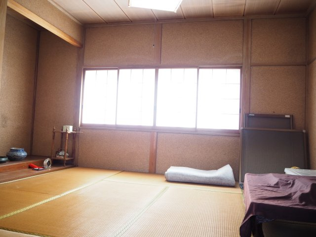 越前市妙法寺町　東南の角地の家の和室