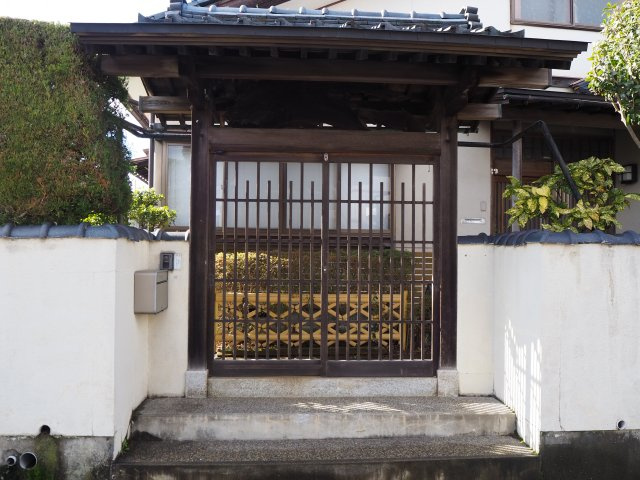 越前市妙法寺町　東南の角地の家の玄関