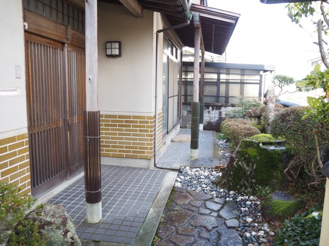 越前市妙法寺町　東南の角地の家の玄関