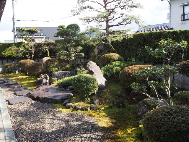 越前市妙法寺町　東南の角地の家の庭