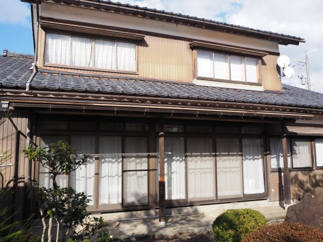 越前市妙法寺町　東南の角地の家の外観