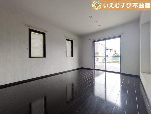 邑楽郡大泉町吉田　中古戸建の居間・リビング|クールな色合いで落ち着いた印象のリビングダイニング
スッキリとした印象のクールな空間。グリーンを飾っても相性が良さそうですね♪