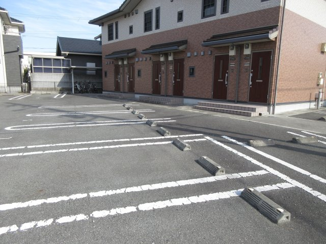 クレセントの駐車場