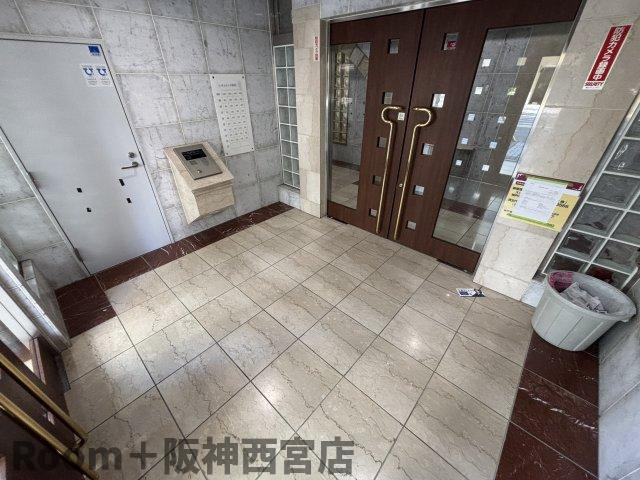 レザムルーズ西宮のエントランス