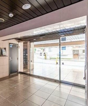大和市中央２丁目の賃貸マンションのエントランス