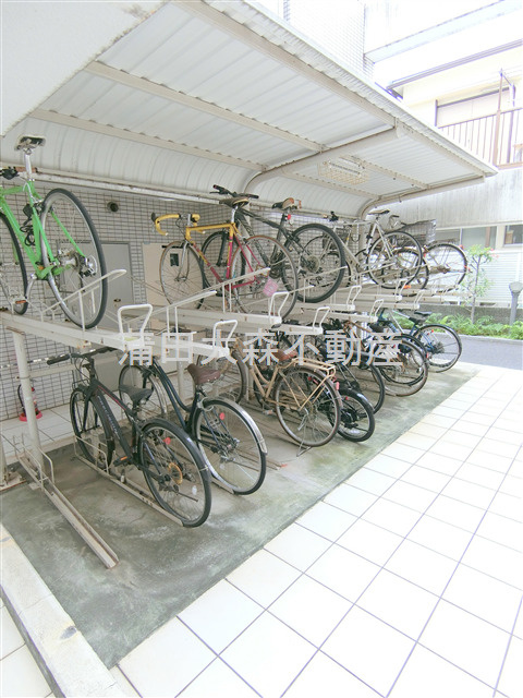 レグラス久が原のその他共用部分|屋根付きラック式の駐輪場