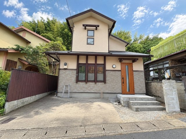 松室山添町の外観|『令和８年８月リフォーム済』水回りなど新調済で気持ちよく新生活をスタート！（R8.9撮影）