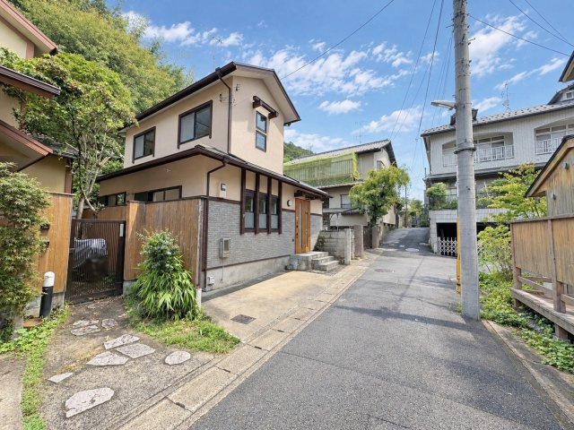松室山添町の前面道路含む現地写真|２４時間見学ご予約受付中（R8.9撮影）