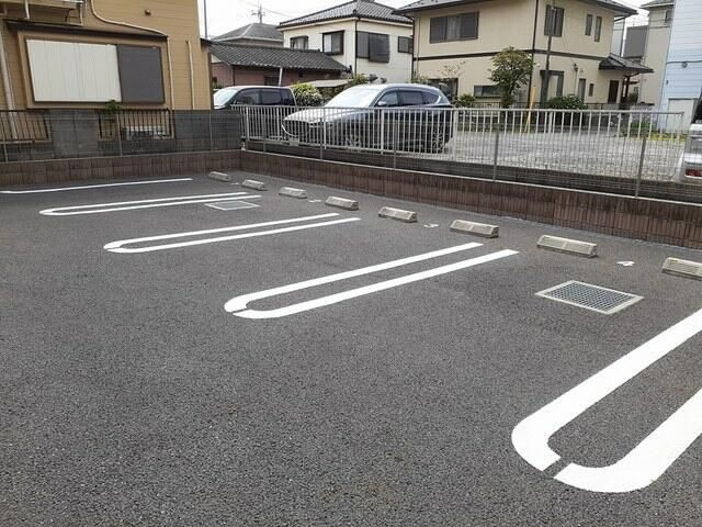 ルーモベルビ・トロアの駐車場