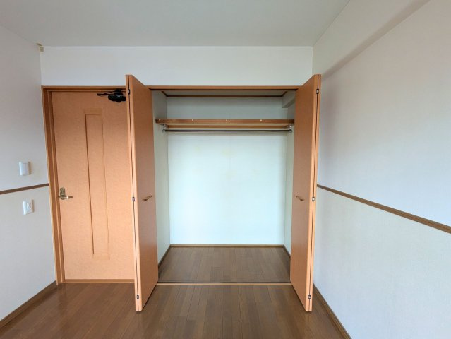 PEACEマンション山越の収納|ハンガーパイプと上棚が付いた大型クローゼット。丈の長い服もすっきりと収納可能です。