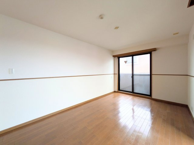 PEACEマンション山越の洋室|温かみのある木目調フロアが美しい洋室。大きな窓から優しい自然光が届く心地よい空間です。