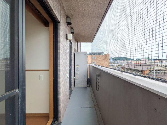 PEACEマンション山越のバルコニー|落下防止ネットが設置されたバルコニー。