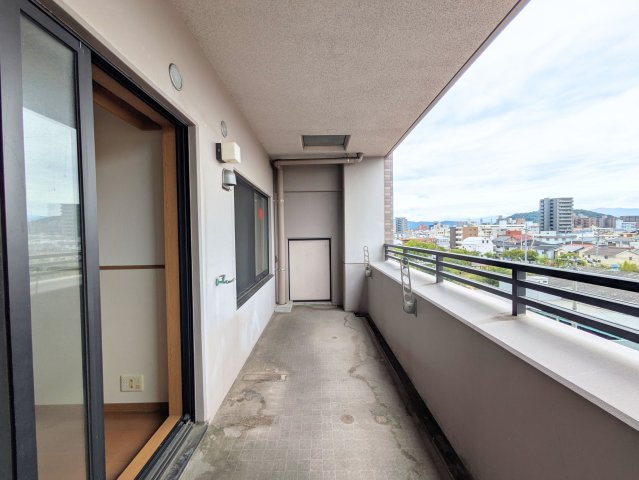 PEACEマンション山越のバルコニー|陽当たりが良く風が通り抜けるバルコニー。お洗濯物も気持ちよく乾く開放的な空間です。