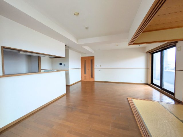 PEACEマンション山越の居間・リビング|キッチンからリビング全体が見渡せる設計で、料理中も家族との会話が自然と弾みます。