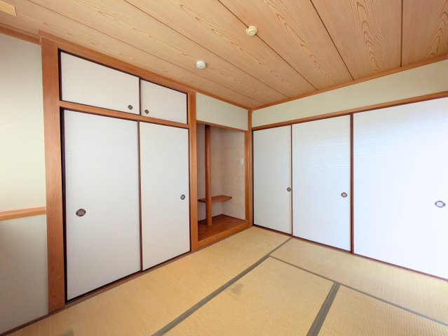 PEACEマンション山越の和室|畳の温もりが心地よい和室。押入れと棚付きの収納を備え、お部屋をすっきりと保てます。