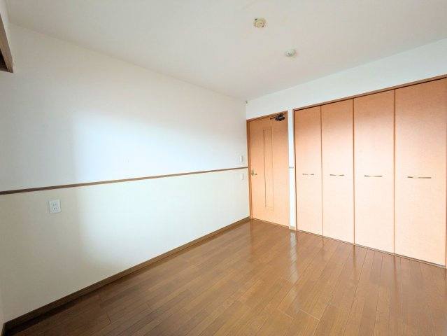 PEACEマンション山越の洋室|壁一面に大きなクローゼットを備えた洋室。衣類や小物をまとめて収納でき、お部屋広々。