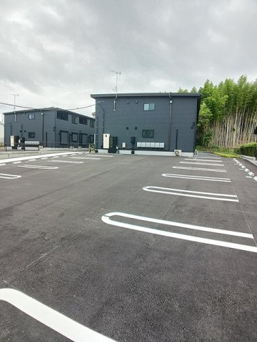 ヒカルサ仰木の里Ⅱの駐車場