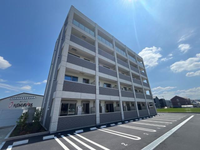 Ｇｒａｎｄ　Ｒａｆｆｉｎｅの駐車場|外観写真（夜）