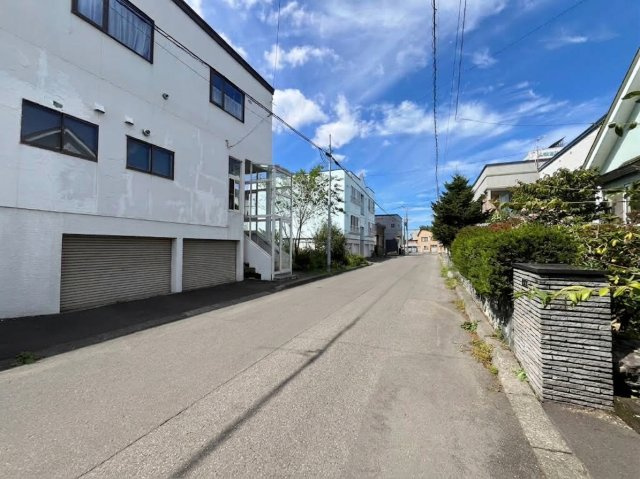 伏古２条５丁目 土地の前面道路含む現地写真|本地前面道路：幅員６ｍ