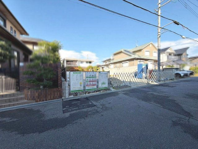 西山台２丁目　新築分譲住宅の前面道路含む現地写真|ゆとりのある洗面室です♪朝の身支度もスムーズにできますね！