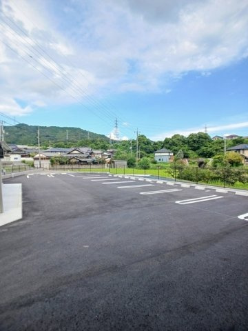 ラーゴム　Ｂの駐車場