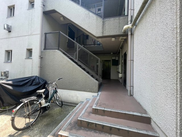 いかはなハイツA棟のエントランス