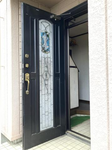 鶴ヶ島市松ヶ丘　中古売戸建の玄関