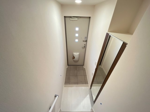 カーサ　デル　ソル（井田町）の玄関