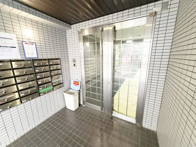 R・マンションのエントランス