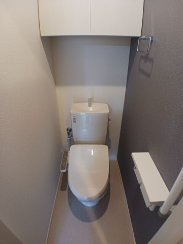 落ち着いた色調のトイレです