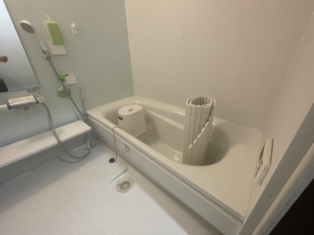 脚をゆったりと伸ばして入ることのできる浴槽も一人暮らしでは味わえない贅沢な暮らし。
