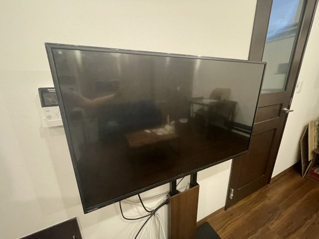 大きなテレビ、ダイニングテーブルと、一人暮らしでは得られない贅沢な設備が備わっています。
